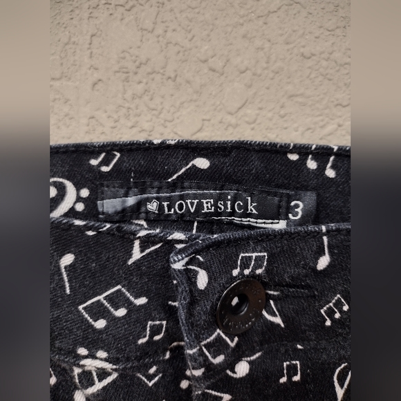 LOVEsick Music Notes Black Shorts - Picture 4 of 4